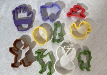 Variety 24 of cookie cutters–10 plastic and 14 metal– $1 each OR ALL 24 cutters for $20